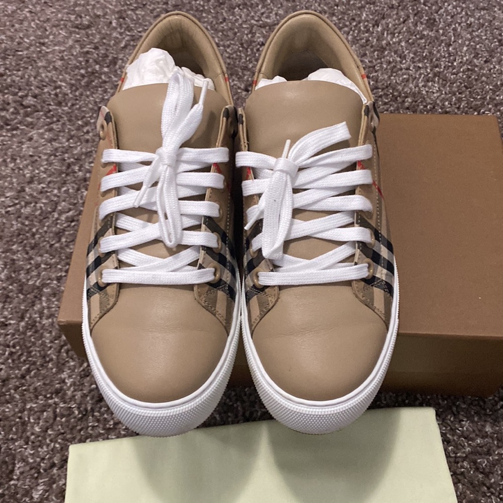 Authentic Burberry shoes - Picture 3 of 11